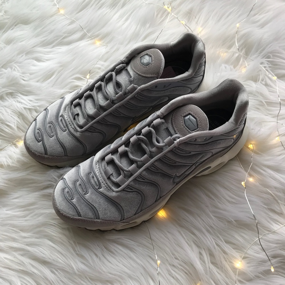 Nike Air Max Plus LX  velvet sneakers size 7.5 - Picture 3 of 8